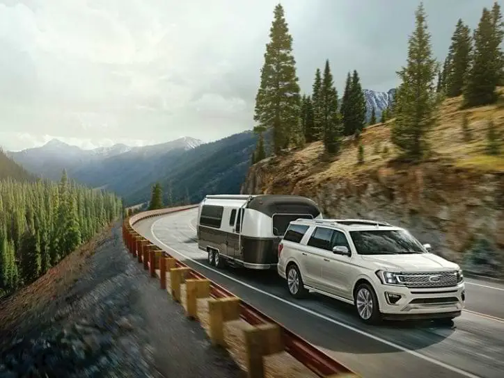 Ford Expedition SUV towing trailer