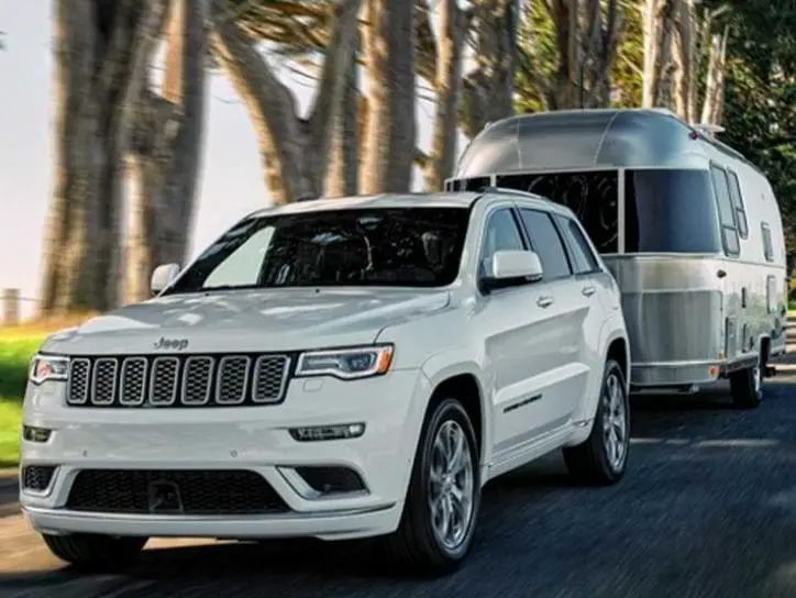 Jeep Grand Cherokee towing trailer